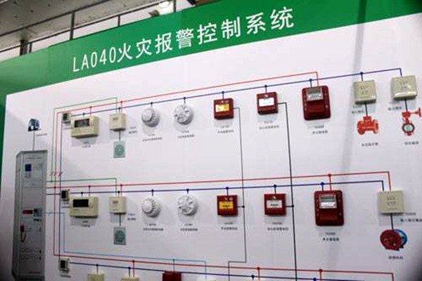 出現火警時，樓宇控製係統如何快速做出反應？